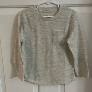 Long sleeve tee. Size 4T. Worn once. Great condition.